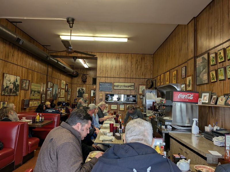 10 Hole-In-The-Wall California Breakfast Joints That Are Cash-Only But People Still Line Up - Decor Hint Wendy's Place, El Segundo