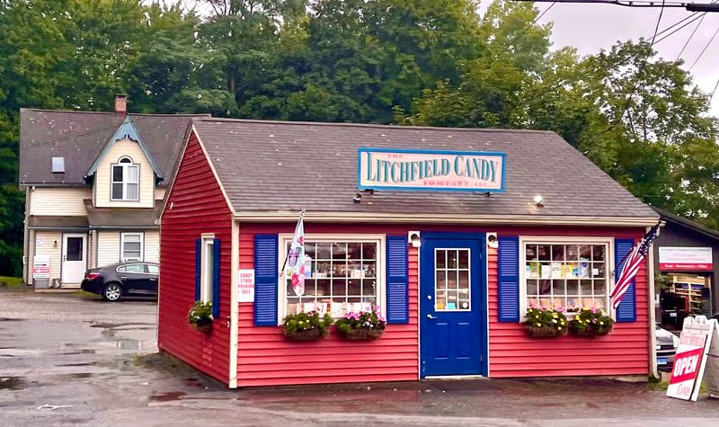 11 Connecticut Candy Stores And Sweet Shops That Keep Old-Fashioned Traditions Alive - Decor Hint The Litchfield Candy Company, Litchfield