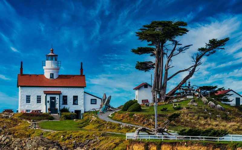 12 Surprisingly Affordable Small California Towns To Visit Before Summer Ends - Decor Hint Crescent City, Redwoods And Rugged Shoreline For Almost Nothing