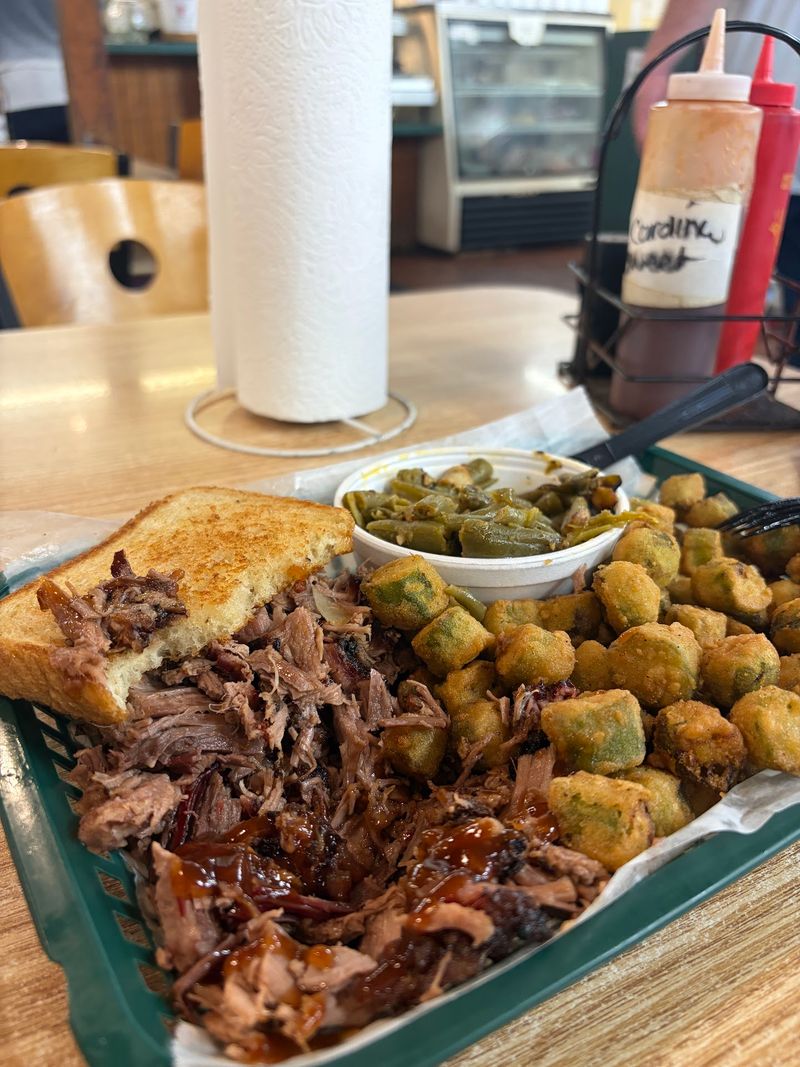 10 Off-The-Grid Florida Restaurants Locals Keep Recommending To Everyone Who Will Listen - Decor Hint Pearl Country Store & Barbecue, Micanopy