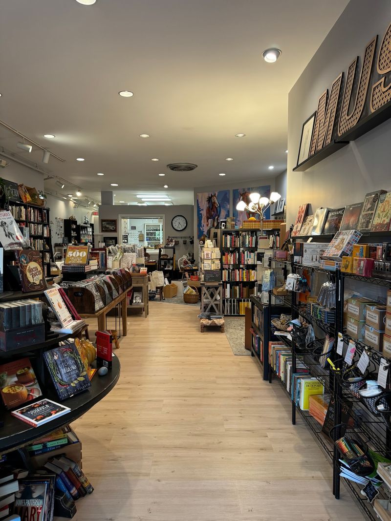 8 Connecticut Bookstore Cafés Where It’s Easy To Lose Track Of Time - Decor Hint Honeybee Books & Tea, New Milford