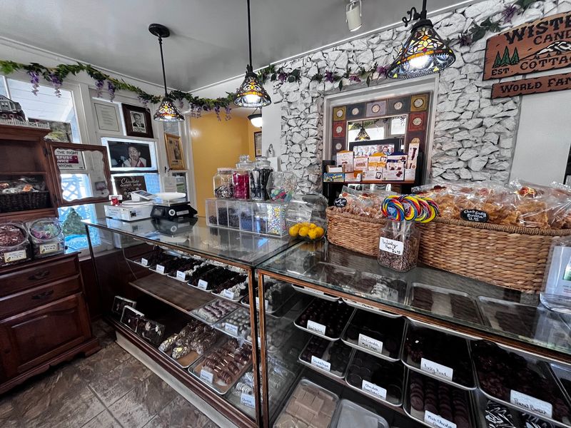 Wisteria Candy Cottage, Boulevard