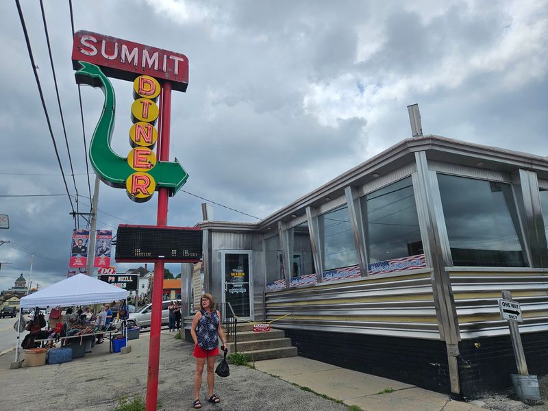 9 Timeless Pennsylvania Restaurants Locals Recommend For A Cheap Meal - Decor Hint Summit Diner, Somerset