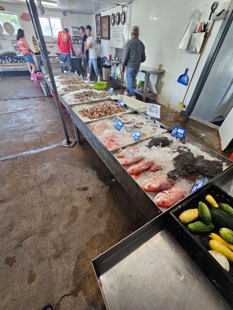 This Longtime Texas Seafood Market Has Served Fresh Gulf Favorites Since 1959 - Decor Hint Friendly Faces And Genuine Service