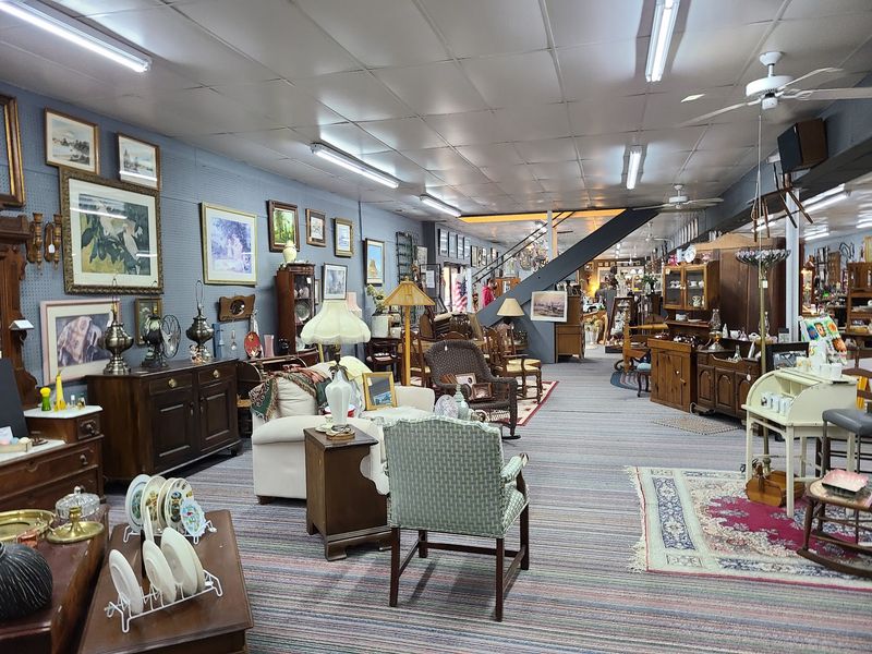This Massive Antique Mall In Georgia Is The Sort Of Treasure-Filled Spot Collectors Dream About - Decor Hint Furniture From Rustic Primitive To Mid-Century