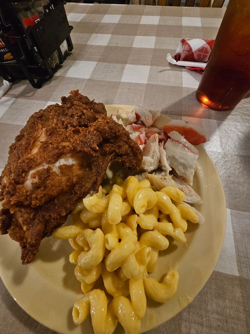 This Kentucky Amish-Style All-You-Can-Eat Buffet Is Worth The Long Drive - Decor Hint Fried Chicken That Earns Its Reputation