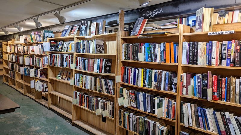This Enormous Bookstore In Illinois Is Worth Spending Hours Exploring - Decor Hint Rare, Out-Of-Print, And Genuinely Hard-To-Find Titles