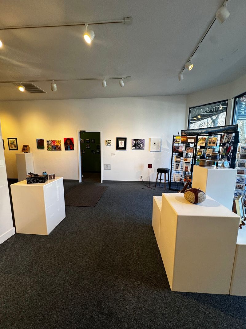 This Non-Profit Washington Craft Thrift Store Is A Hidden Gem For Local Artists - Decor Hint A Gallery That Actually Rotates Its Shows