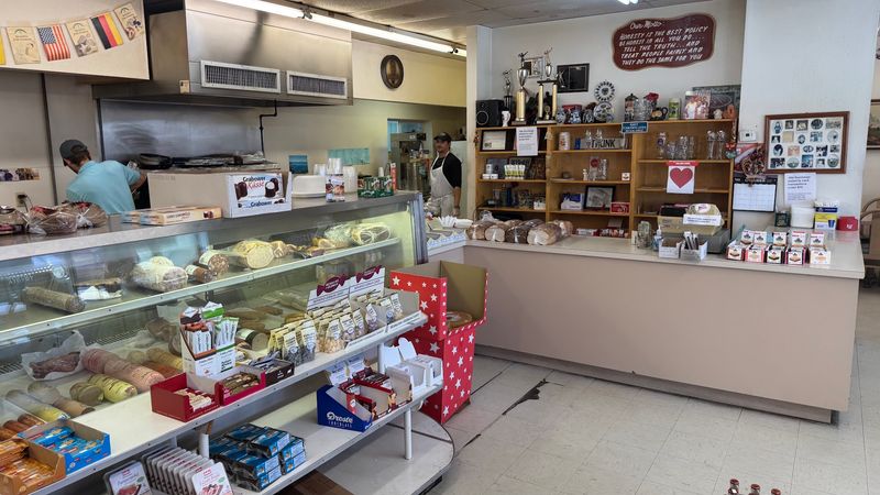 Almost Nobody Outside Florida Knows About This Traditional German Deli - Decor Hint A Family Deli With Roots Back To 1950