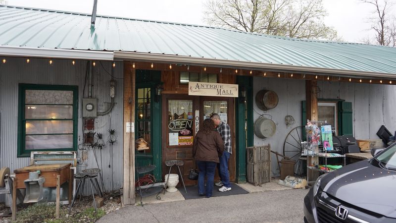 Almost Nobody Outside Kentucky Knows About This Secret Antique Village - Decor Hint The Village That Antique Dreams Are Made Of
