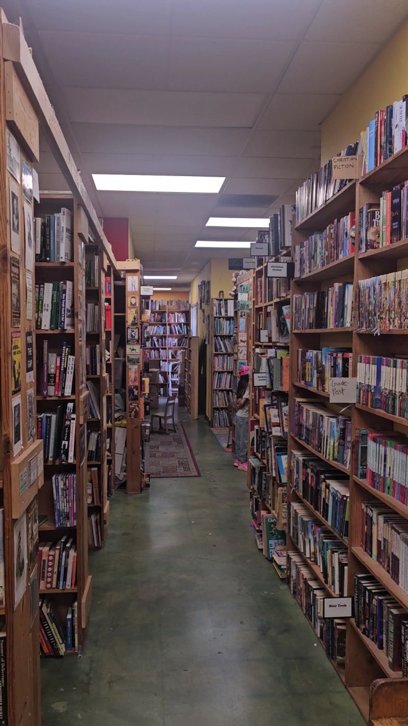 11 Southern California Secondhand Bookstores Worth Getting Lost In During 2026 - Decor Hint Bookman, Orange