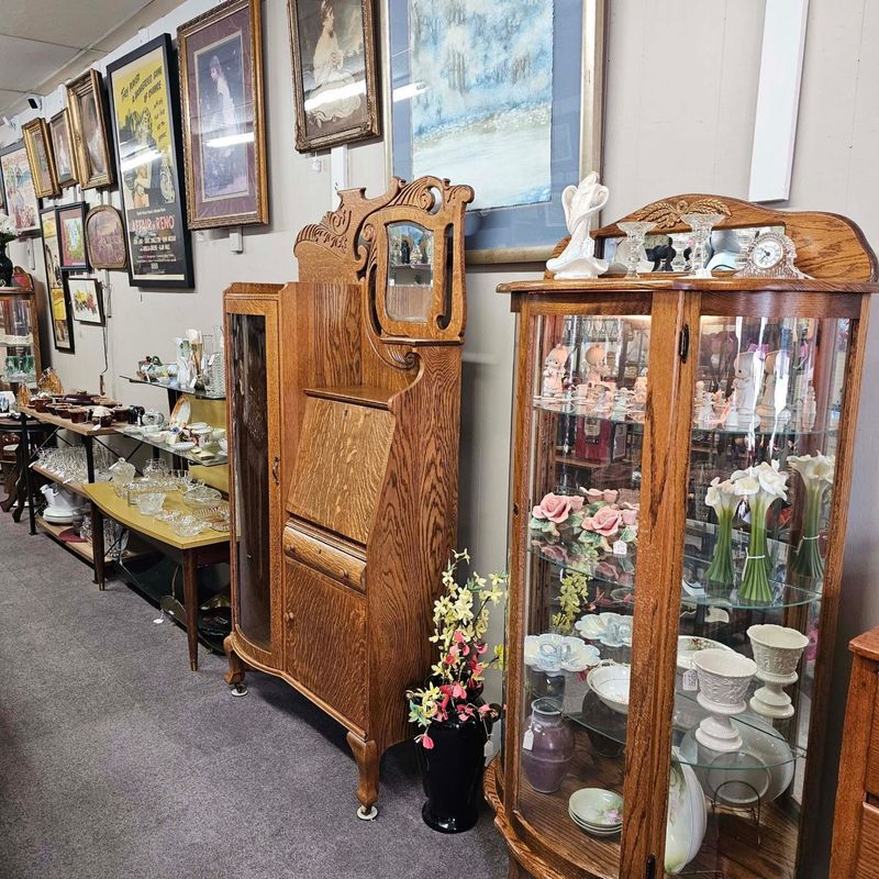 Boutiques, Antiques, And Artisan Finds
