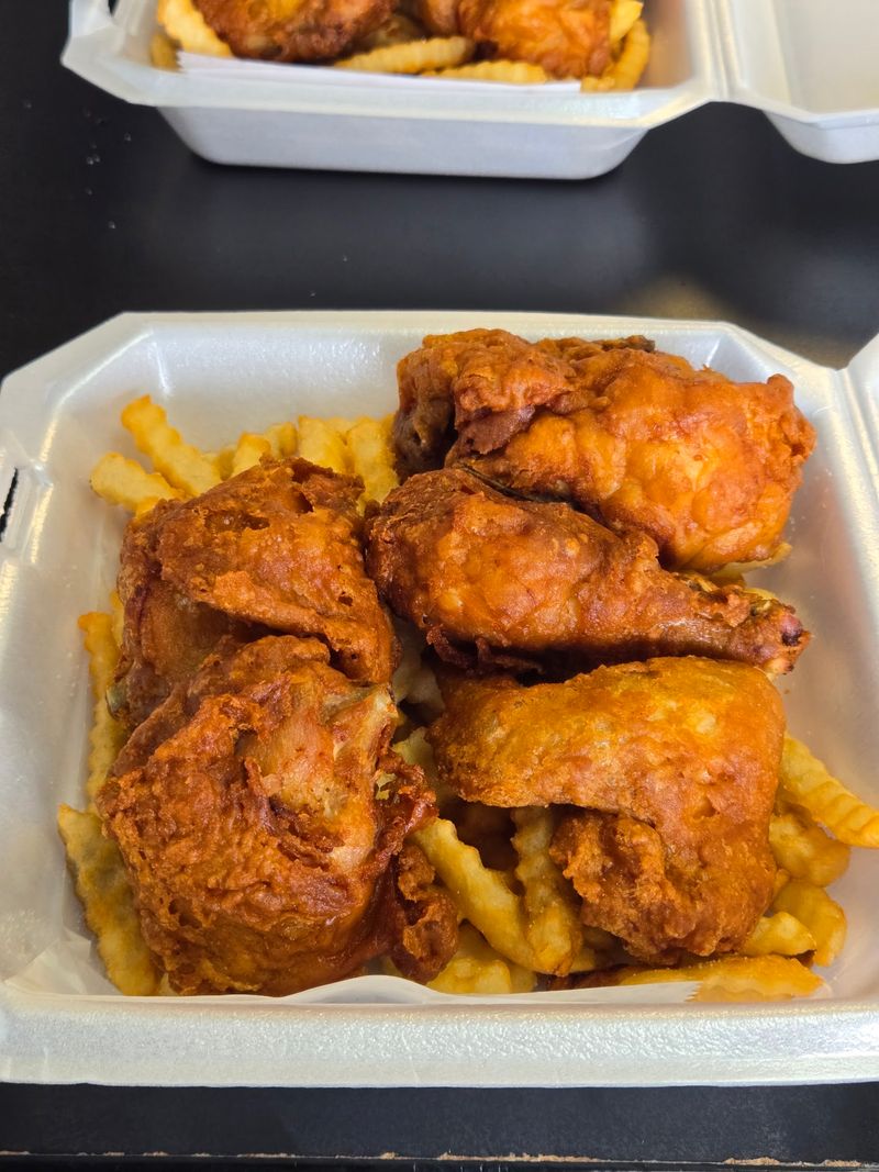 The Fried Chicken At This Unassuming Spot In Missouri Has Locals Driving Across - Decor Hint Feeding A Crowd Without Losing Your Mind