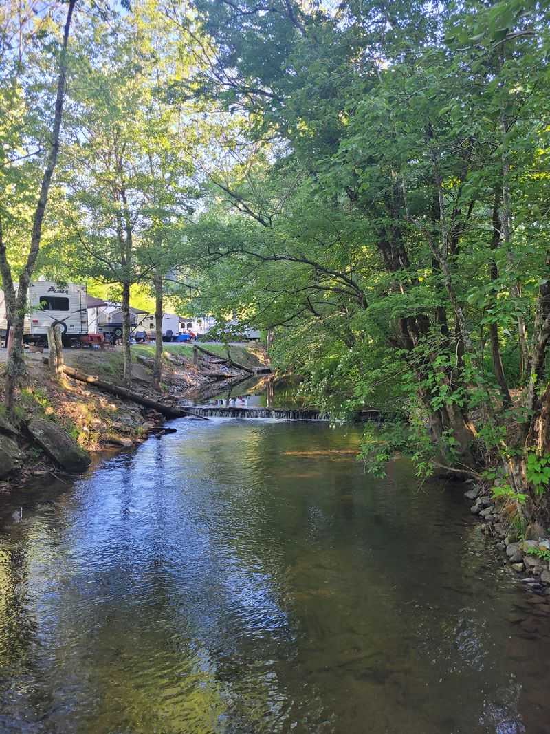 This Georgia Campground Sits Along The Toccoa River With Tubing, Camping, And Mountain Views - Decor Hint Water Adventures Sized For Any Crew