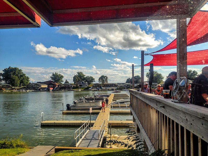 This Nebraska Lakefront Restaurant Serves Huge Seafood Dinners Right By The Water - Decor Hint Pontoon And Watercraft Rentals Make A Full Lake Day Possible