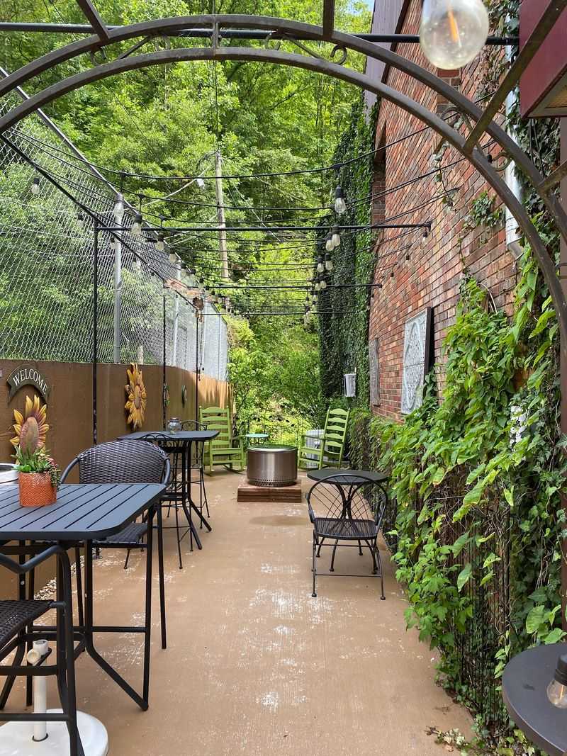 This Quiet Kentucky Mountain Town Is Becoming A Dreamy Late Summer Escape - Decor Hint Appalachian Cooking Worth The Detour