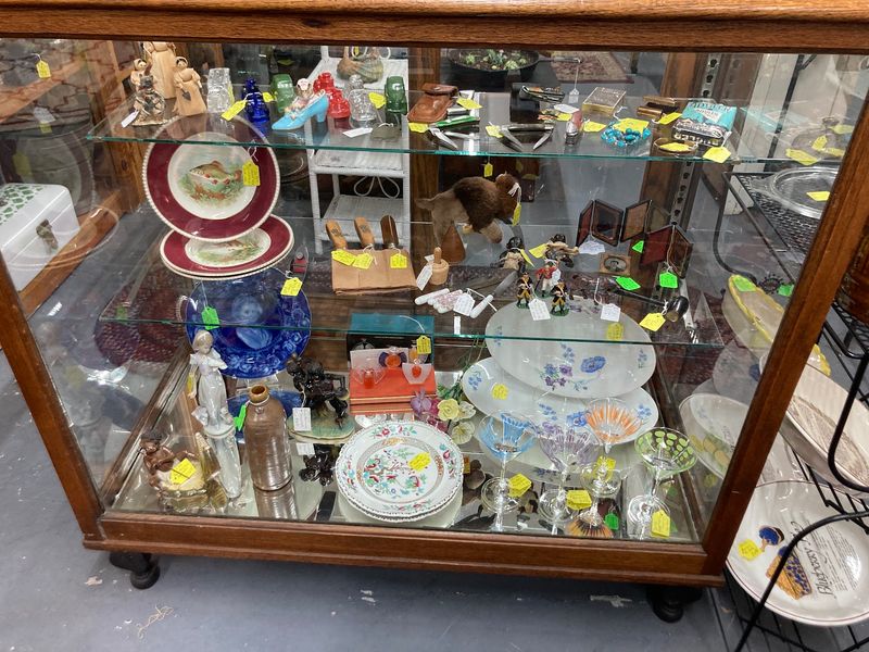 This Massive Antique Mall In Georgia Is The Sort Of Treasure-Filled Spot Collectors Dream About - Decor Hint Glassware That Glows Under The Lights