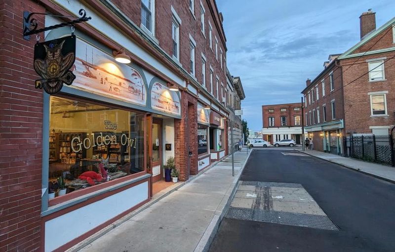8 Connecticut Bookstore Cafés Where It’s Easy To Lose Track Of Time - Decor Hint The Golden Owl, New London