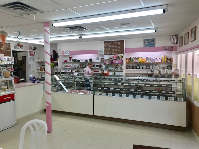 10 Old-Fashioned Candy Shops In Kentucky That Feel Like Willy Wonka's Factory - Decor Hint Schneider's Sweet Shop