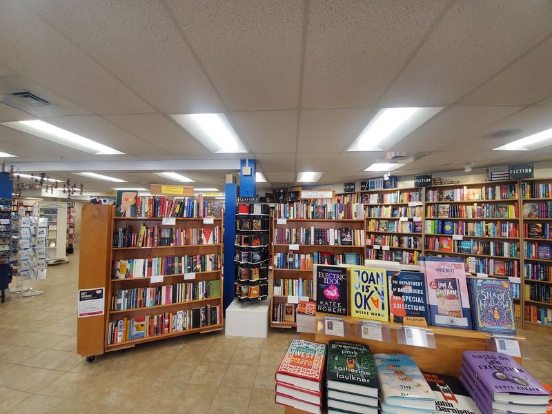 Bank Square Books, Mystic