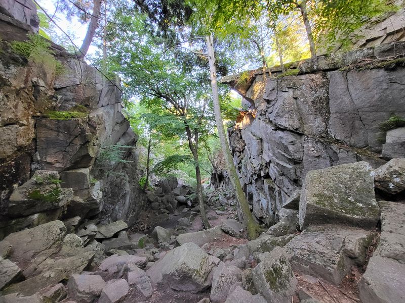 Purgatory Chasm State Reservation, Sutton