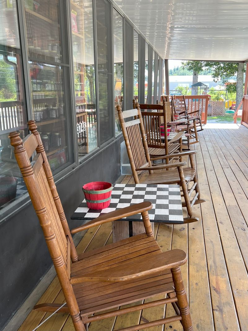 This North Carolina Orchard Lets You Pick Honeycrisp Gala And Fuji Apples Straight From The Trees - Decor Hint Stop By The Bakery For Apple Pies Fritters Cookies And Cakes