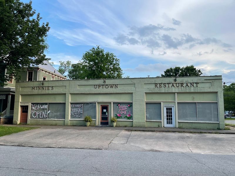 10 Georgia Hole-In-The-Wall Restaurants Locals Say Are Better Than Upscale Places - Decor Hint Minnie's Uptown Restaurant, Columbus