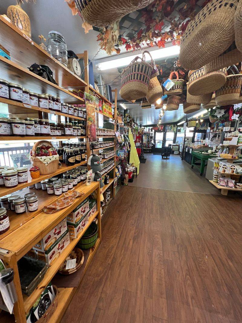 This North Carolina Orchard Lets You Pick Honeycrisp Gala And Fuji Apples Straight From The Trees - Decor Hint Browse The Apple House For Freshly Picked Fruit And Farm Goods