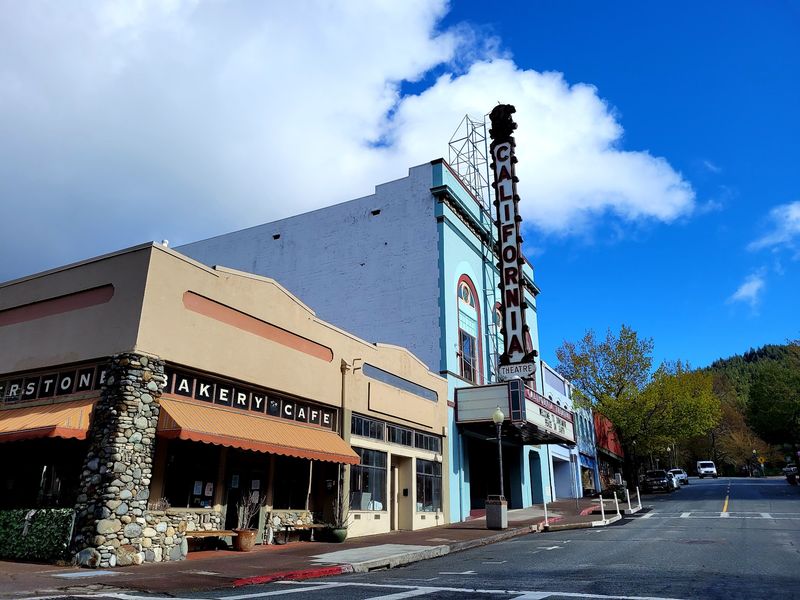 13 Quiet California Mountain Towns That Haven’t Been Spoiled By Tourists Yet - Decor Hint Dunsmuir, Siskiyou County