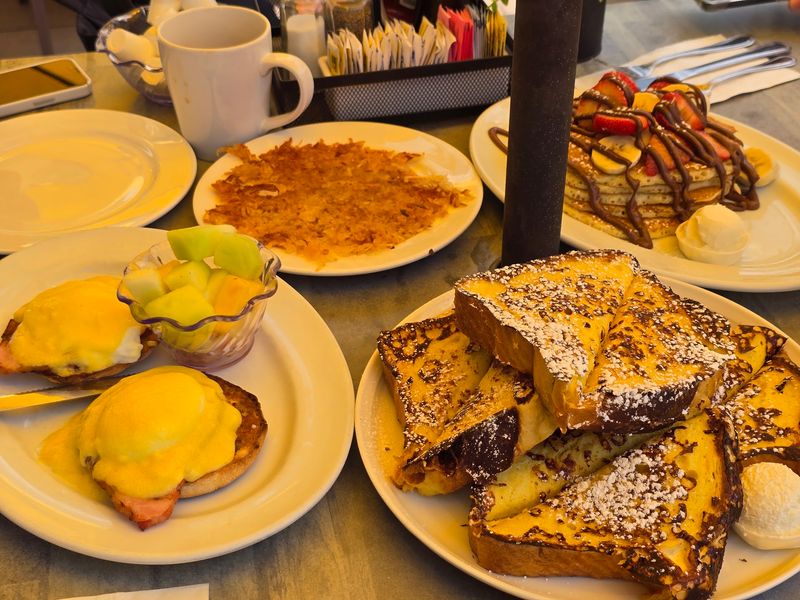 This Connecticut Restaurant Serves Pancakes So Good Locals Keep Coming Back For Them - Decor Hint Breakfast Runs Alongside A Full Daytime Menu