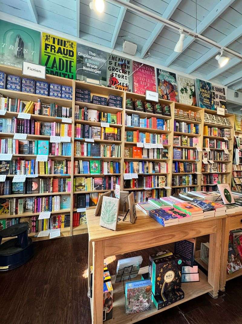 This Florida Bookstore Makes Its Atmosphere Just As Unforgettable As The Books - Decor Hint Author Events That Fill The Room