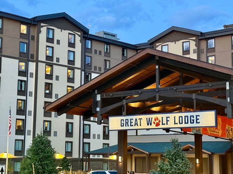 Connecticut's Largest Hotel Waterpark Has Thrilling Slides, A Lazy River, And A Huge Wave Pool - Decor Hint This Huge Indoor Waterpark Feels Like A Vacation On Its Own