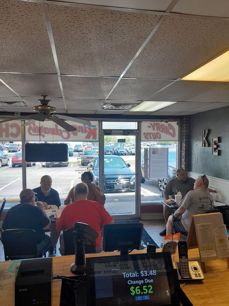 The Fried Chicken At This Unassuming Spot In Missouri Has Locals Driving Across - Decor Hint Best Times To Show Up Hungry