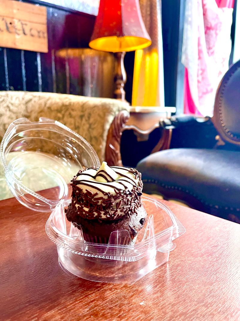 Wild Decorations Turn Cupcakes Into Tiny Showpieces