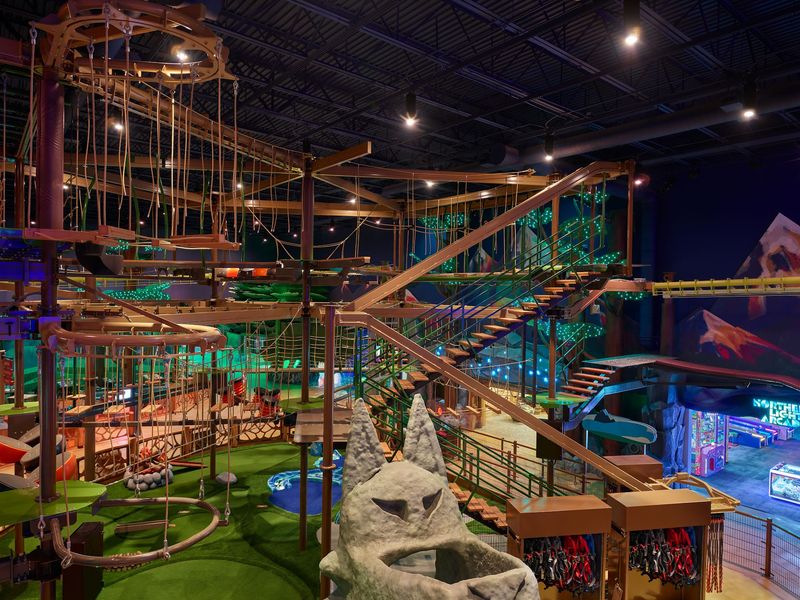 Connecticut's Largest Hotel Waterpark Has Thrilling Slides, A Lazy River, And A Huge Wave Pool - Decor Hint Plenty To Do Even Beyond The Waterpark