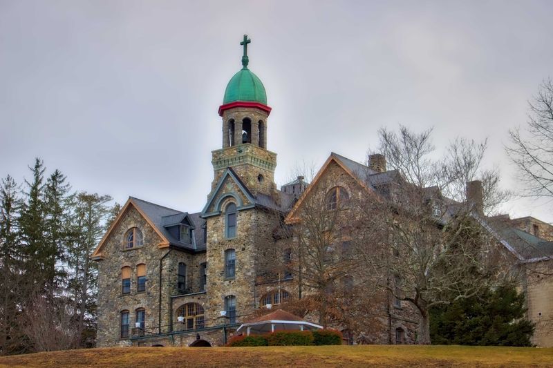 New England Charm Is Everywhere In This Scenic Connecticut Town Filled With Beautiful Trails - Decor Hint The Queen Of The Valley Nickname Runs Deep