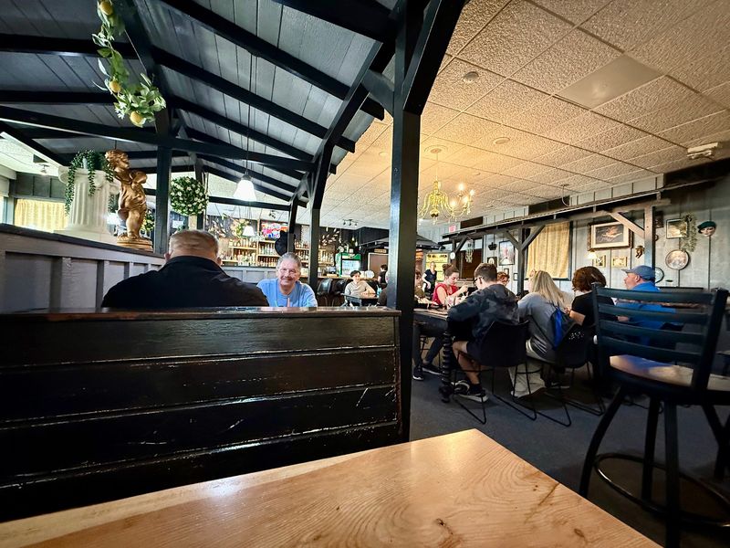 This Legendary Restaurant In Idaho Is Famous For Its Incredible Mac And Cheese - Decor Hint Brunch That Earns Its Spot
