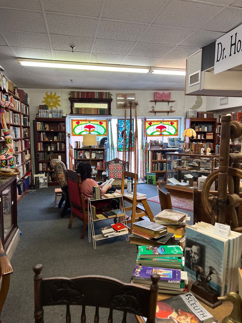 10 Georgia Used Bookstores Every Book Lover Should Visit In 2026 - Decor Hint Books On Bay, Savannah