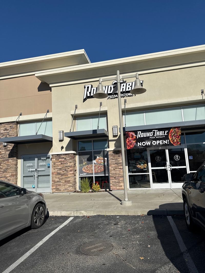 Round Table Pizza, Davis
