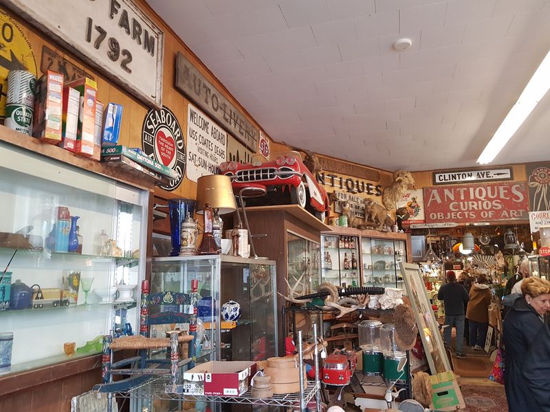 Clinton Antique Center, Clinton 