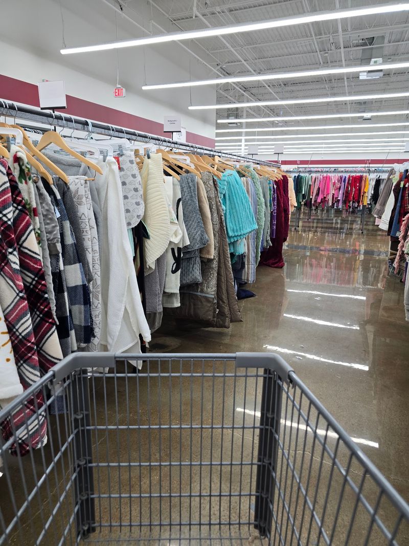 9 Cash-Only Texas Thrift Stores That Belong On Your Weekend Bargain Bucket List - Decor Hint Red White & Blue Thrift Store Walzem Road