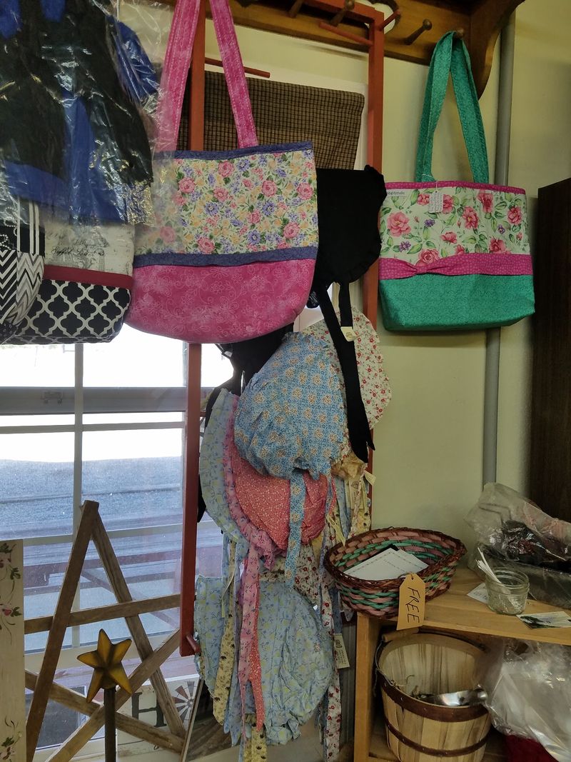 Spend A Slow, Simple Weekend In This Kentucky Amish Community - Decor Hint Quilts That Tell A Story With Every Stitch