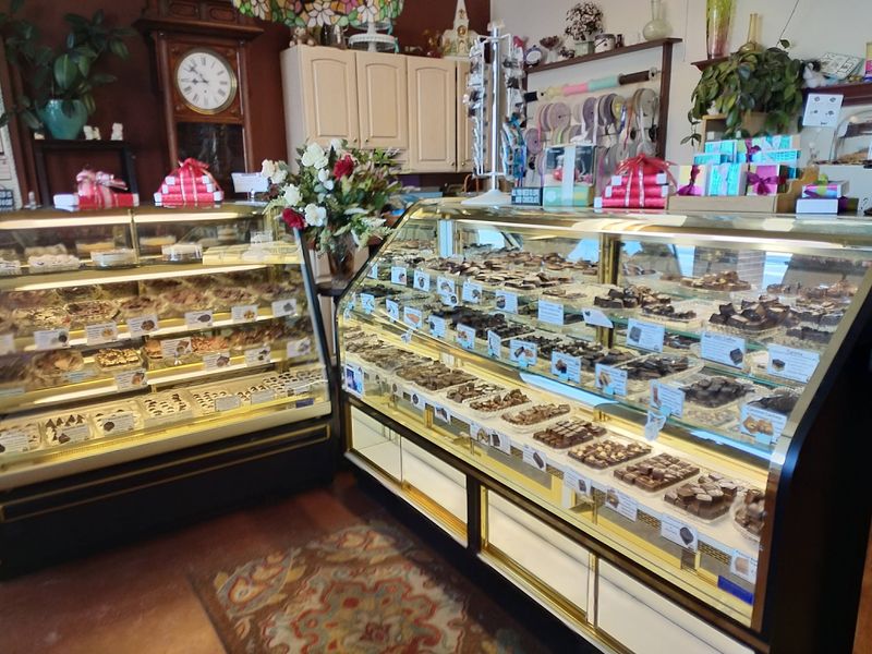 11 Connecticut Candy Stores And Sweet Shops That Keep Old-Fashioned Traditions Alive - Decor Hint Divine Treasures, Manchester