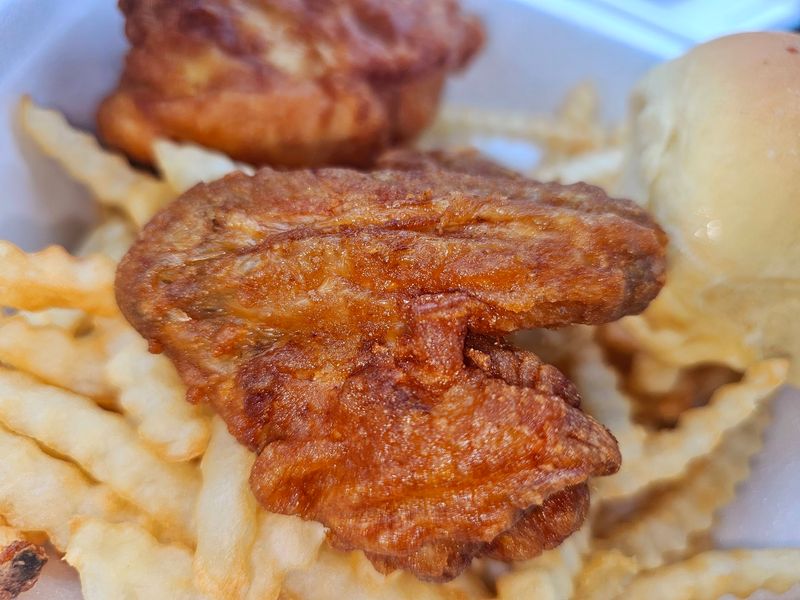 The Fried Chicken At This Unassuming Spot In Missouri Has Locals Driving Across - Decor Hint What Keeps Me Coming Back
