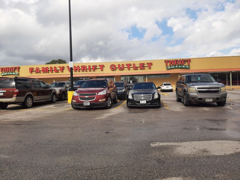 9 Cash-Only Texas Thrift Stores That Belong On Your Weekend Bargain Bucket List - Decor Hint Family Thrift Center Outlet