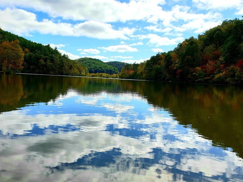 Put This Hidden North Carolina Lake On Your Radar Before Fall Colors Arrive - Decor Hint A Scenic Drive Through Far Western North Carolina Fits Perfectly Around The Stop