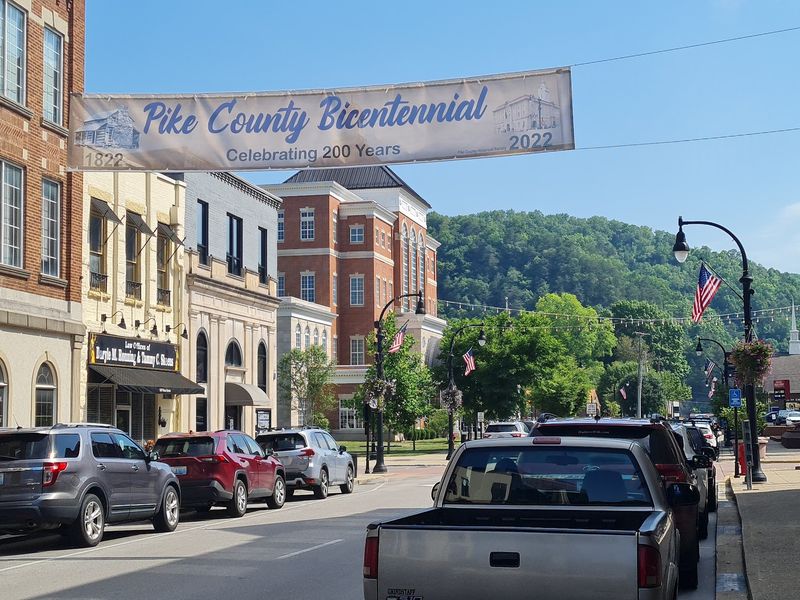 This Quiet Kentucky Mountain Town Is Becoming A Dreamy Late Summer Escape - Decor Hint Coffee Shops, Bookstores, And Rainy Afternoons