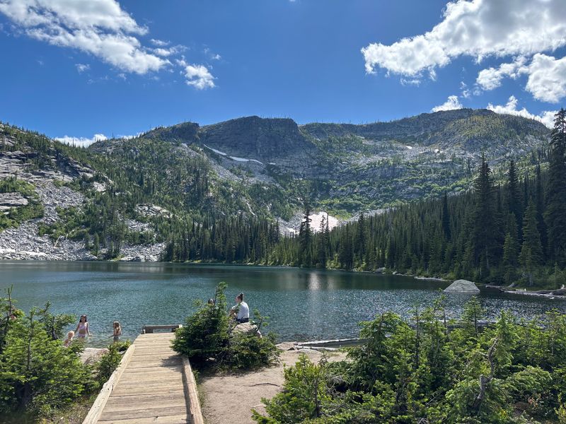 Stop At The Middle Lake When You Want A Quiet Break
