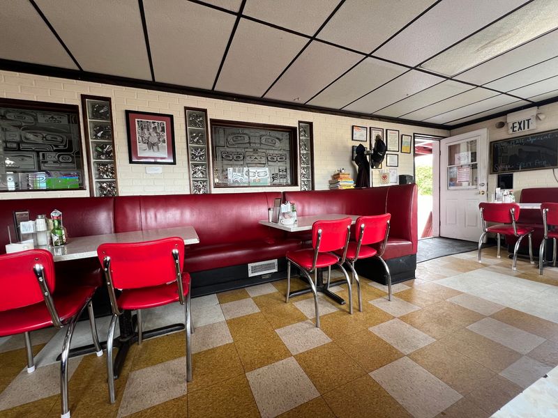 One Bowl Of The Clam Chowder At This Alaska Hole-In-The-Wall And You'll Be Hooked - Decor Hint A Diner Interior That Feels Like A Time Capsule