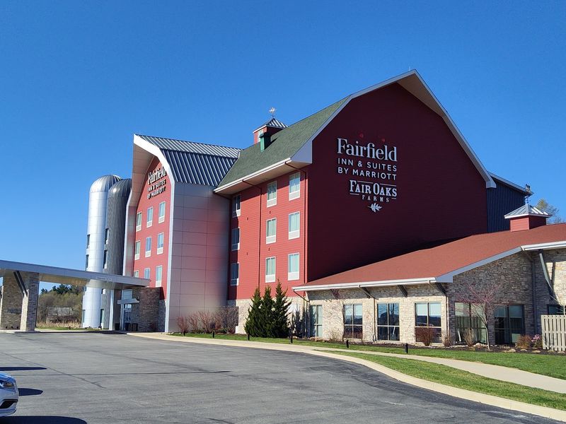 This Indiana Farm Destination Lets You Meet Animals, Explore Scenic Grounds, And Stay Overnight - Decor Hint Stay Overnight At The On-Site Hotel